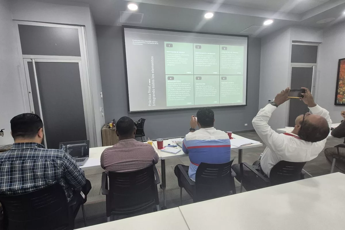 Participantes ante la proyección de la práctica final del curso
