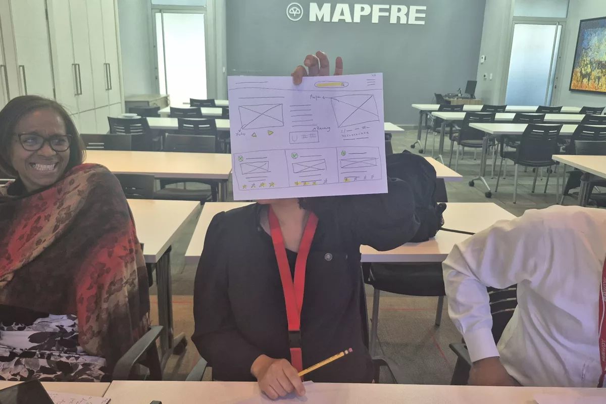 Una participante muestra el boceto que acaba de terminar